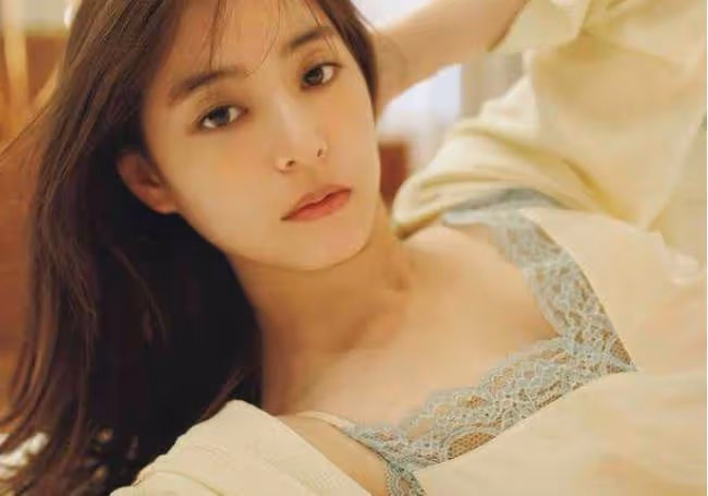 隱婚2年,妻子出差我偷摸去給她驚喜時,發現她在和別的男人約會