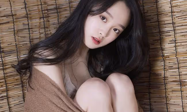 隱婚2年,妻子出差我偷摸去給她驚喜時,發現她在和別的男人約會