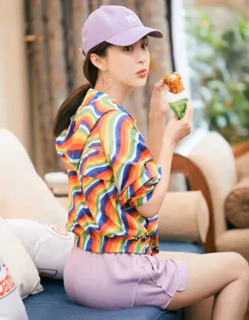 李菲兒穿拼色背心錄節目，搭配熱褲秀曲線美，被指「不夠穩重」