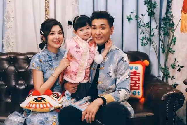TVB視帝曬新春全家福,女兒可愛有表演天賦,老婆連月遮肚孕味足