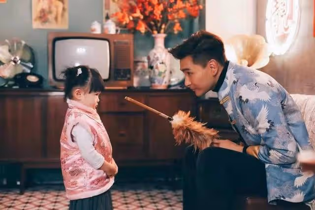 TVB視帝曬新春全家福,女兒可愛有表演天賦,老婆連月遮肚孕味足
