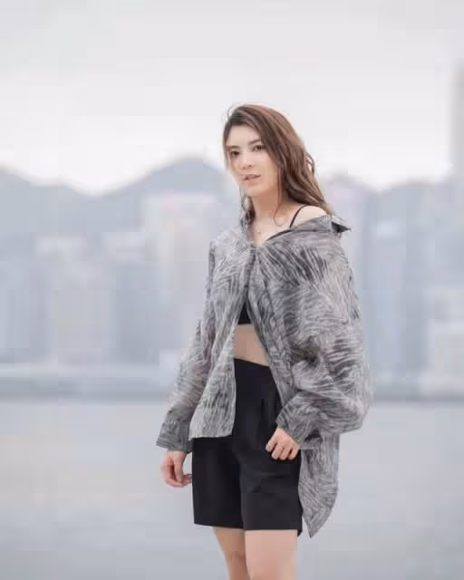 TVB視帝曬新春全家福,女兒可愛有表演天賦,老婆連月遮肚孕味足