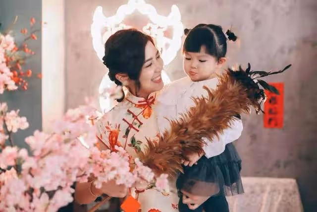TVB視帝曬新春全家福,女兒可愛有表演天賦,老婆連月遮肚孕味足
