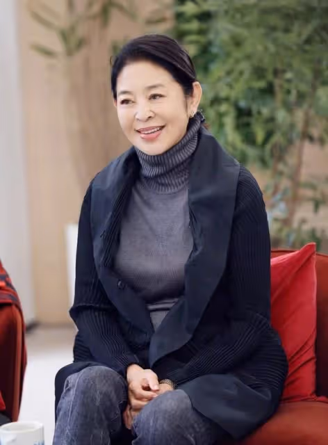 倪萍回青島娘家過年!與90歲老母親長相似複製粘貼,老宅內景曝光