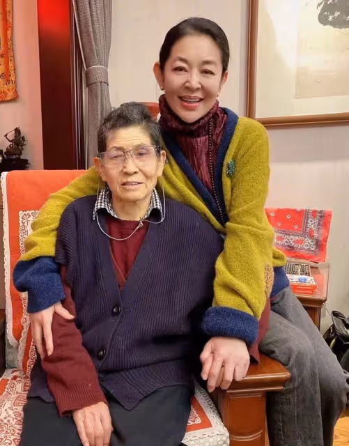 倪萍回青島娘家過年!與90歲老母親長相似複製粘貼,老宅內景曝光