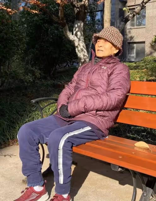 倪萍回青島娘家過年!與90歲老母親長相似複製粘貼,老宅內景曝光