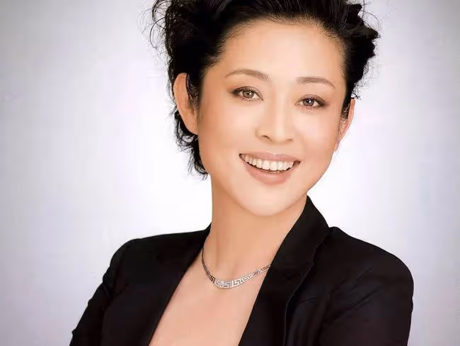 倪萍回青島娘家過年!與90歲老母親長相似複製粘貼,老宅內景曝光