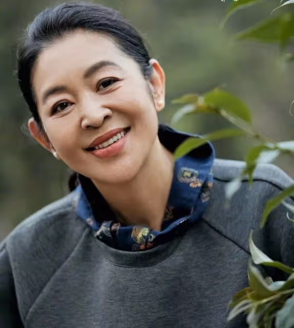 倪萍回青島娘家過年！與90歲老母親長相似複製粘貼，老宅內景曝光