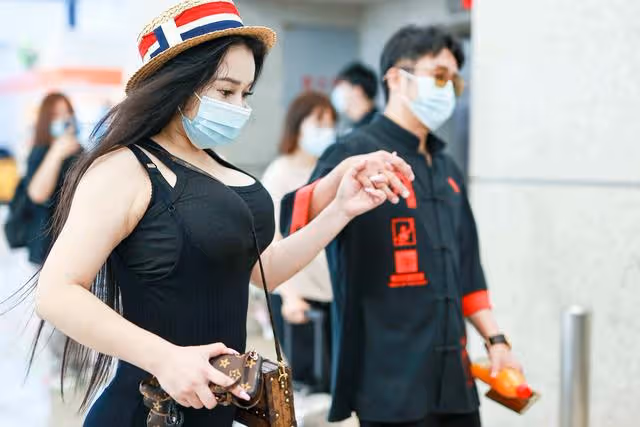 鄒市明嬌妻瘋狂示愛,濃妝再引爭議!親自下場解釋:我沒時間整容