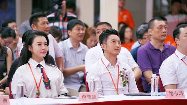 鄒市明嬌妻瘋狂示愛,濃妝再引爭議!親自下場解釋:我沒時間整容