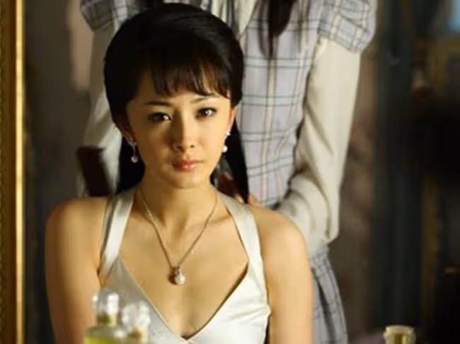 楊冪穿低領裝拍電視劇，被指犧牲太大，評論區的內容打臉了