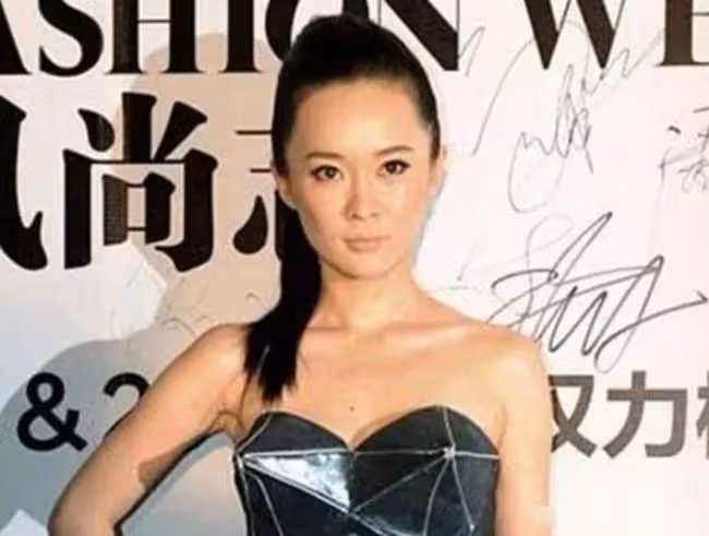 霍思燕的活動舊照火了，穿皮裙扎馬尾辮，造型太野引發爭議