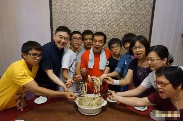 曾因三兄妹「同吃一碗面」引關注,轉眼12年,長大成人延續愛心回饋社會,驕傲稱:媽媽您在天上安心吧
