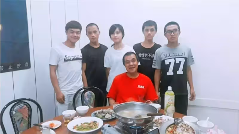 曾因三兄妹「同吃一碗面」引關注,轉眼12年,長大成人延續愛心回饋社會,驕傲稱:媽媽您在天上安心吧