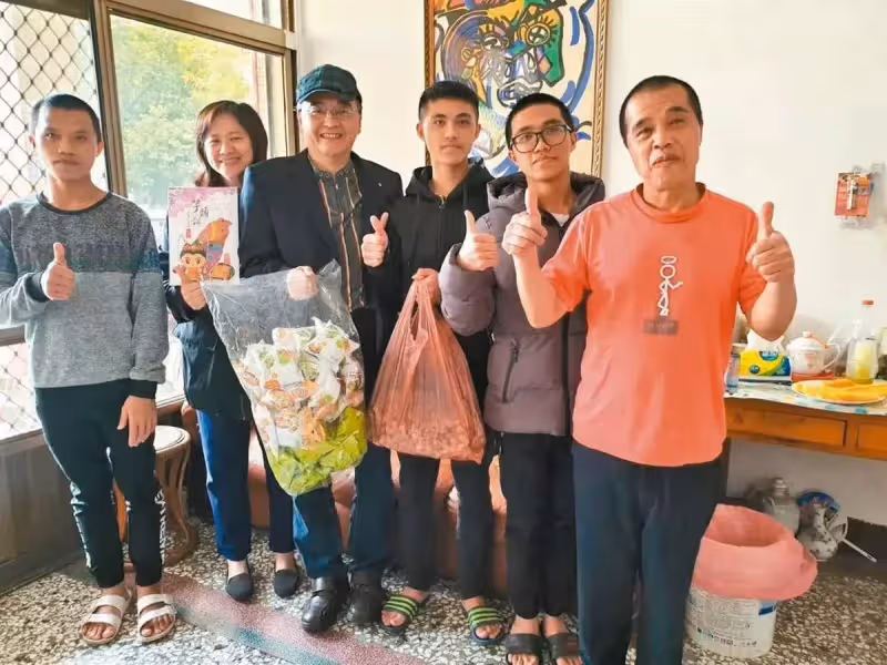 曾因三兄妹「同吃一碗面」引關注,轉眼12年,長大成人延續愛心回饋社會,驕傲稱:媽媽您在天上安心吧