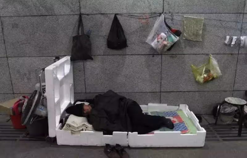 失憶老伯無家可歸2年!自稱「戶頭有100萬」遭嘲笑,社工幫忙「找回存摺打開後」淚泣:我想回家,可以嗎?