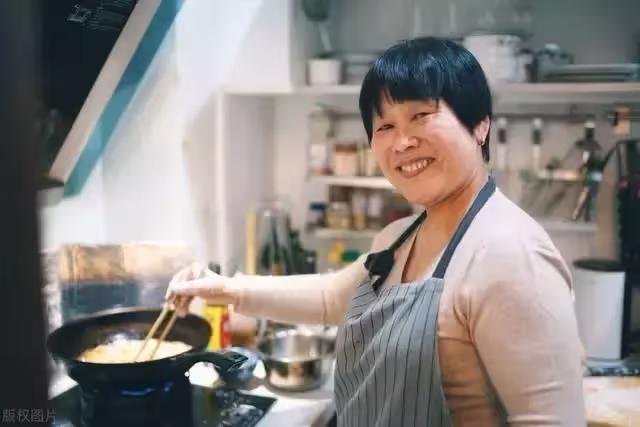 一碗水沒端平!婆婆「給孫女大紅包」給孫子小紅包 孫女「當場打開紅包」兒媳臉色變了:太偏心