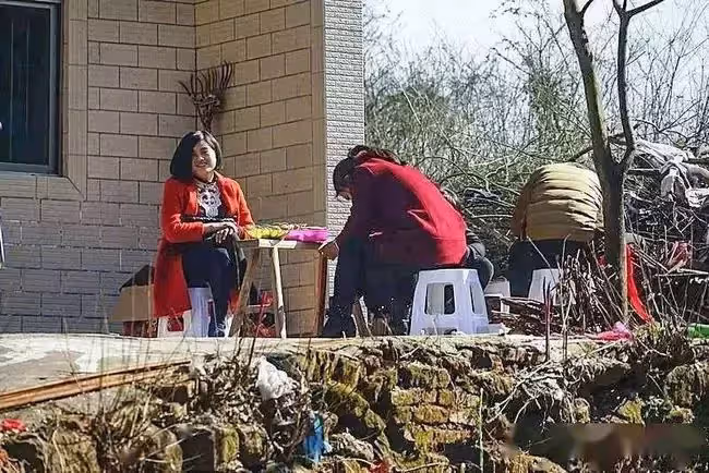 一碗水沒端平!婆婆「給孫女大紅包」給孫子小紅包 孫女「當場打開紅包」兒媳臉色變了:太偏心