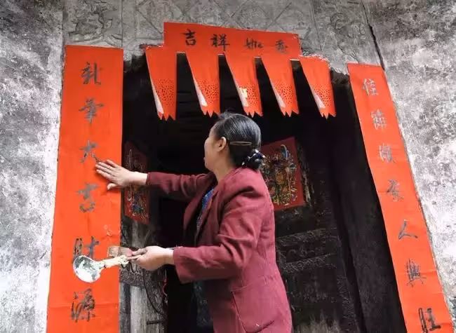 一碗水沒端平!婆婆「給孫女大紅包」給孫子小紅包 孫女「當場打開紅包」兒媳臉色變了:太偏心
