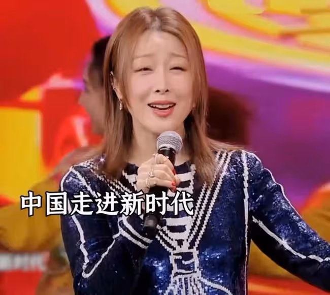 50歲孫悅登央視晚會!穿緊身短裙大秀美腿,皮膚緊緻被贊容顏不老