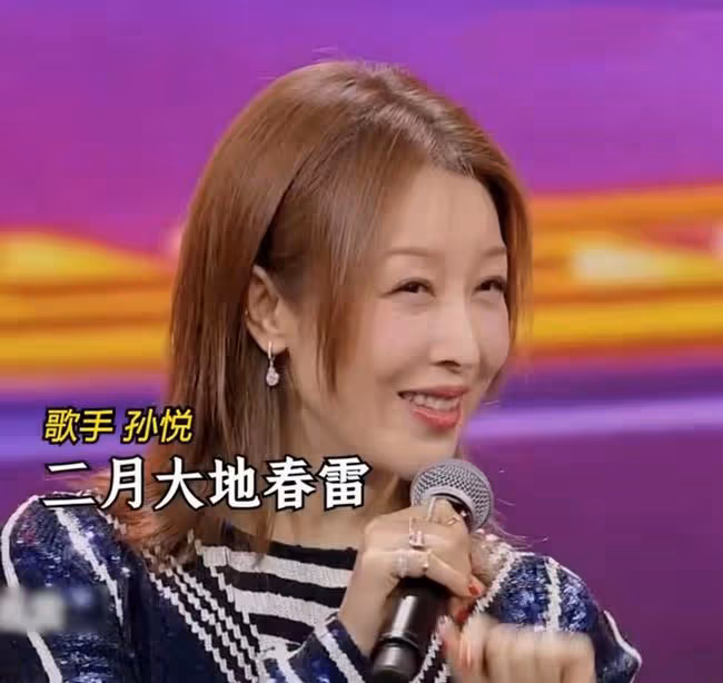50歲孫悅登央視晚會!穿緊身短裙大秀美腿,皮膚緊緻被贊容顏不老