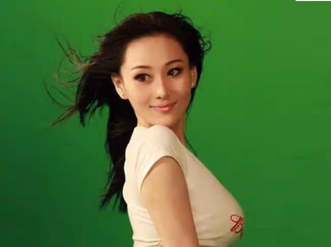 張馨予早期工作照曝光，穿露臍裝不懼顯身材，站姿略顯自信