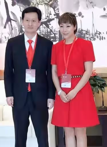 50歲孫悅登央視晚會！穿緊身短裙大秀美腿，皮膚緊緻被贊容顏不老
