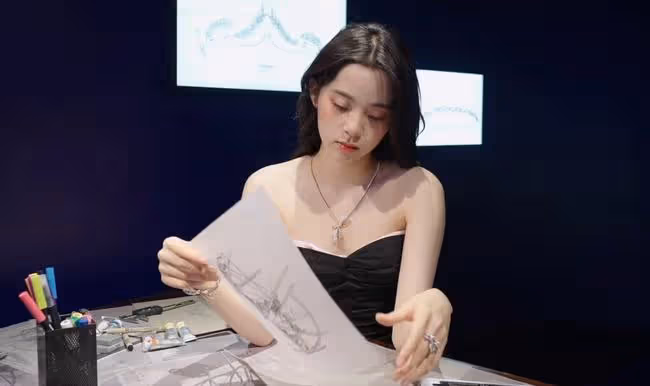 歐陽娜娜珠寶代言大片曝光，穿拼色裝秀曲線美，身姿曼妙氣質高貴