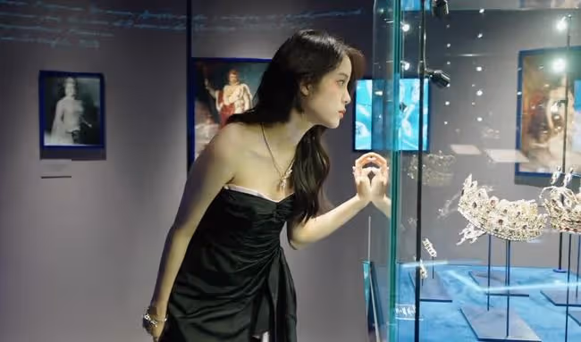 歐陽娜娜珠寶代言大片曝光，穿拼色裝秀曲線美，身姿曼妙氣質高貴
