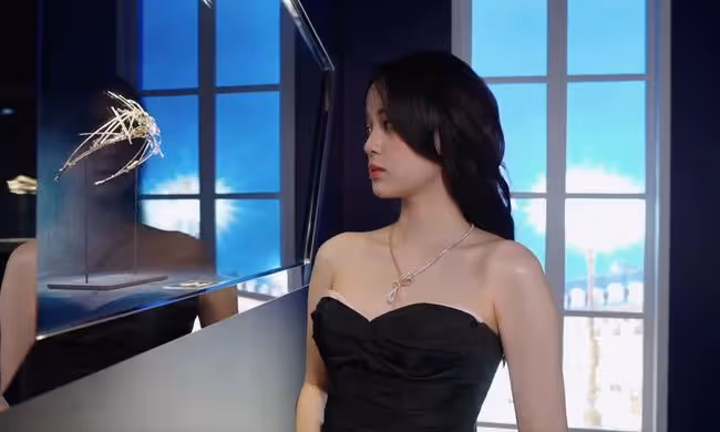 歐陽娜娜珠寶代言大片曝光，穿拼色裝秀曲線美，身姿曼妙氣質高貴