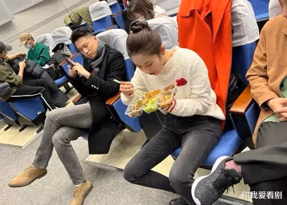 央視春晚後台吃飯:穎兒低調不張揚,賈冰會心一笑,藝人有多滿足