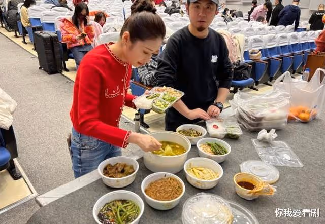 央視春晚後台吃飯:穎兒低調不張揚,賈冰會心一笑,藝人有多滿足