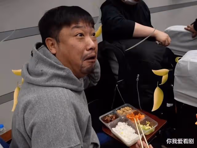央視春晚後台吃飯:穎兒低調不張揚,賈冰會心一笑,藝人有多滿足