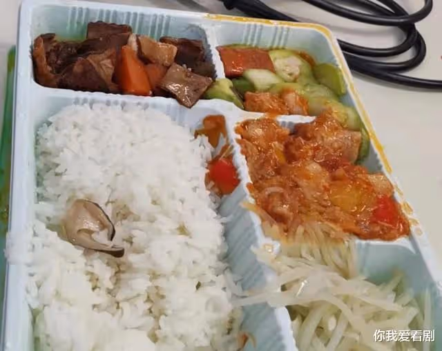 央視春晚後台吃飯:穎兒低調不張揚,賈冰會心一笑,藝人有多滿足