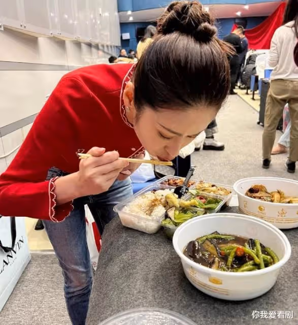 央視春晚後台吃飯:穎兒低調不張揚,賈冰會心一笑,藝人有多滿足