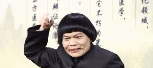 他是「最醜男人選舉冠軍」,卻擁有上億身價,他的兒子顏值卻亮了