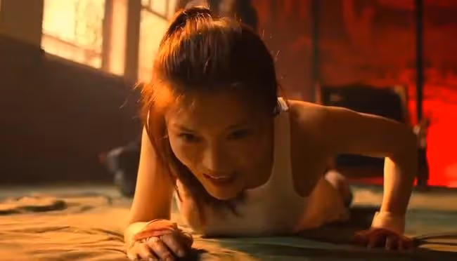 徐冬冬拍武打戲，穿白色背心扎馬尾辮，造型太美引發爭議