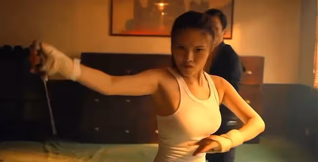 徐冬冬拍武打戲，穿白色背心扎馬尾辮，造型太美引發爭議