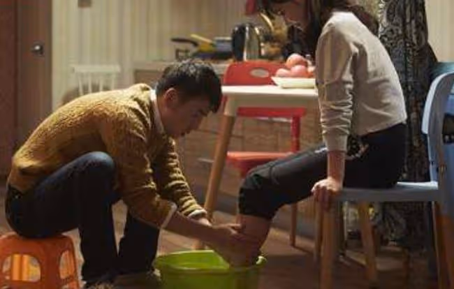 岳母高齡拼二胎,婚後我成了她家的免費保姆,離婚後媳婦跪著求我