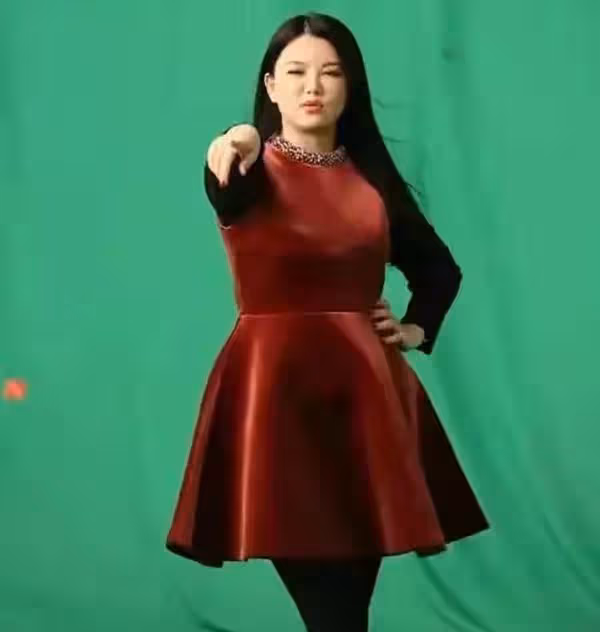 李湘工作照曝光，穿拼色連衣裙拍寫真，單手叉腰略顯自信