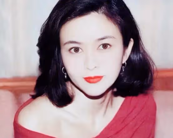 當TVB女星碰到內地美人,佘詩曼顏值往往輸多勝少,蔡少芬被艷壓