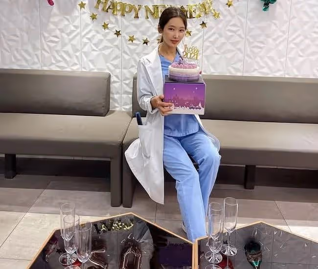 53歲童顏牙醫比基尼私照曝光,女兒:看到媽媽的身材照差點暈過去......