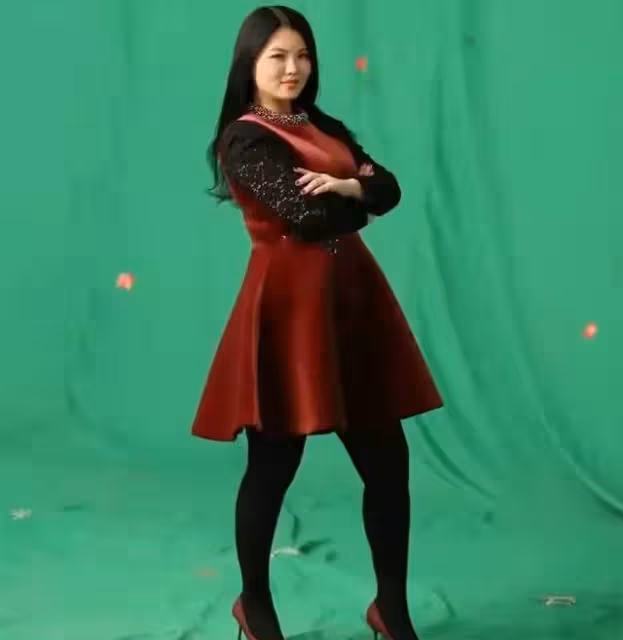 李湘工作照曝光，穿拼色連衣裙拍寫真，單手叉腰略顯自信