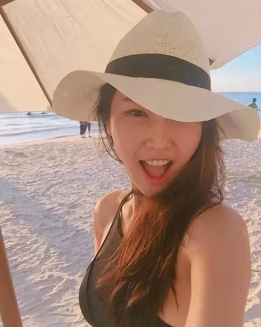 53歲童顏牙醫比基尼私照曝光,女兒:看到媽媽的身材照差點暈過去......