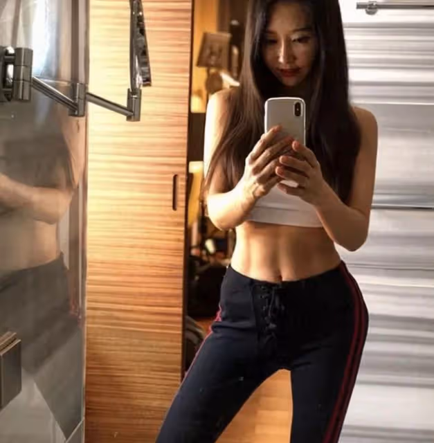 53歲童顏牙醫比基尼私照曝光,女兒:看到媽媽的身材照差點暈過去......