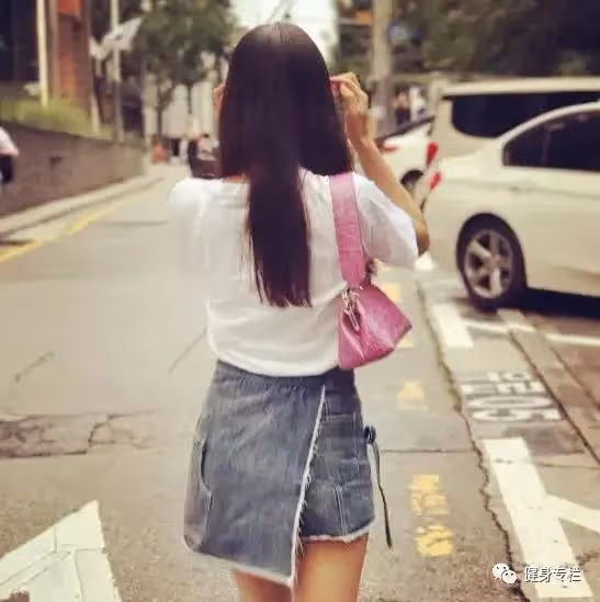 53歲童顏牙醫比基尼私照曝光,女兒:看到媽媽的身材照差點暈過去......