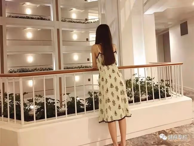 53歲童顏牙醫比基尼私照曝光,女兒:看到媽媽的身材照差點暈過去......