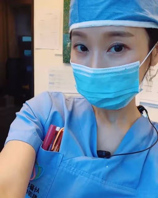 53歲童顏牙醫比基尼私照曝光,女兒:看到媽媽的身材照差點暈過去......