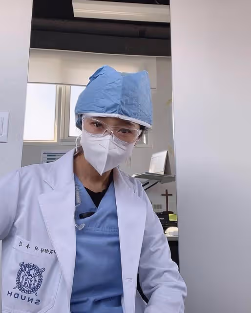 53歲童顏牙醫比基尼私照曝光,女兒:看到媽媽的身材照差點暈過去......