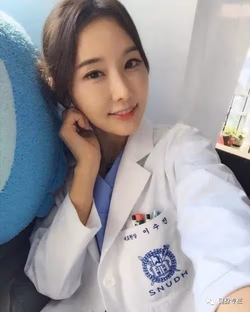 53歲童顏牙醫比基尼私照曝光,女兒:看到媽媽的身材照差點暈過去......